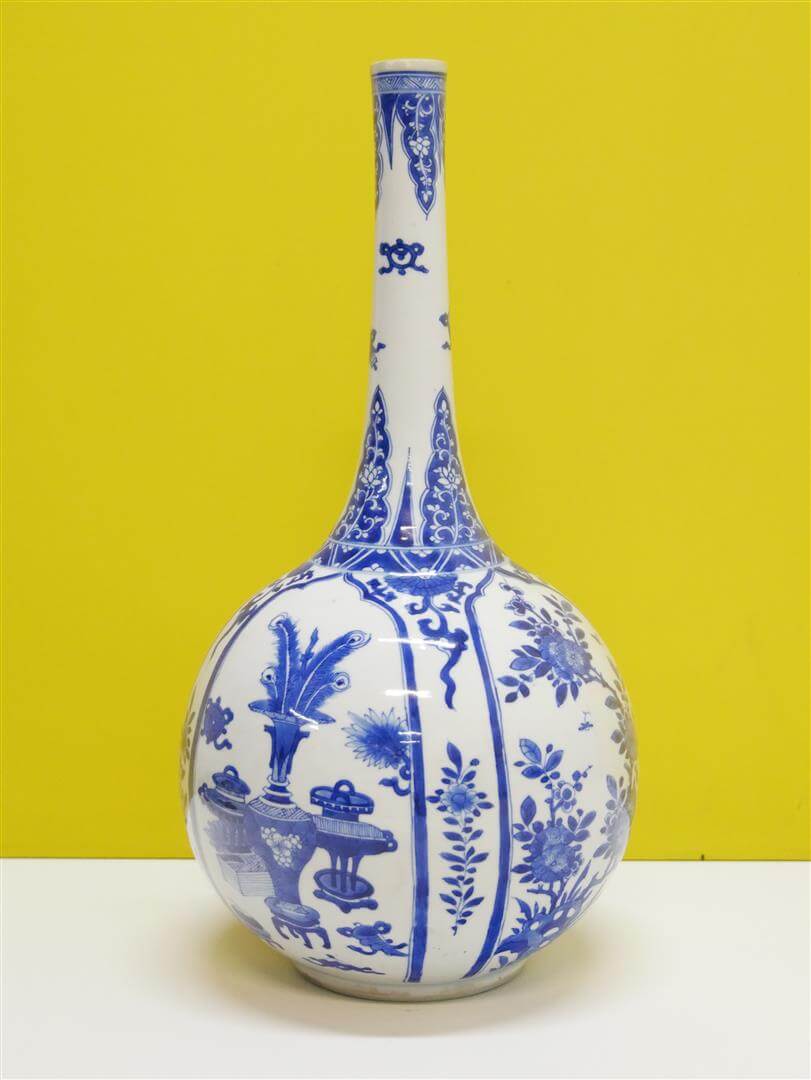 CHINE - Époque KANGXI (1662 - 1722) Vase bouteille en porcelaine décorée en bleu
