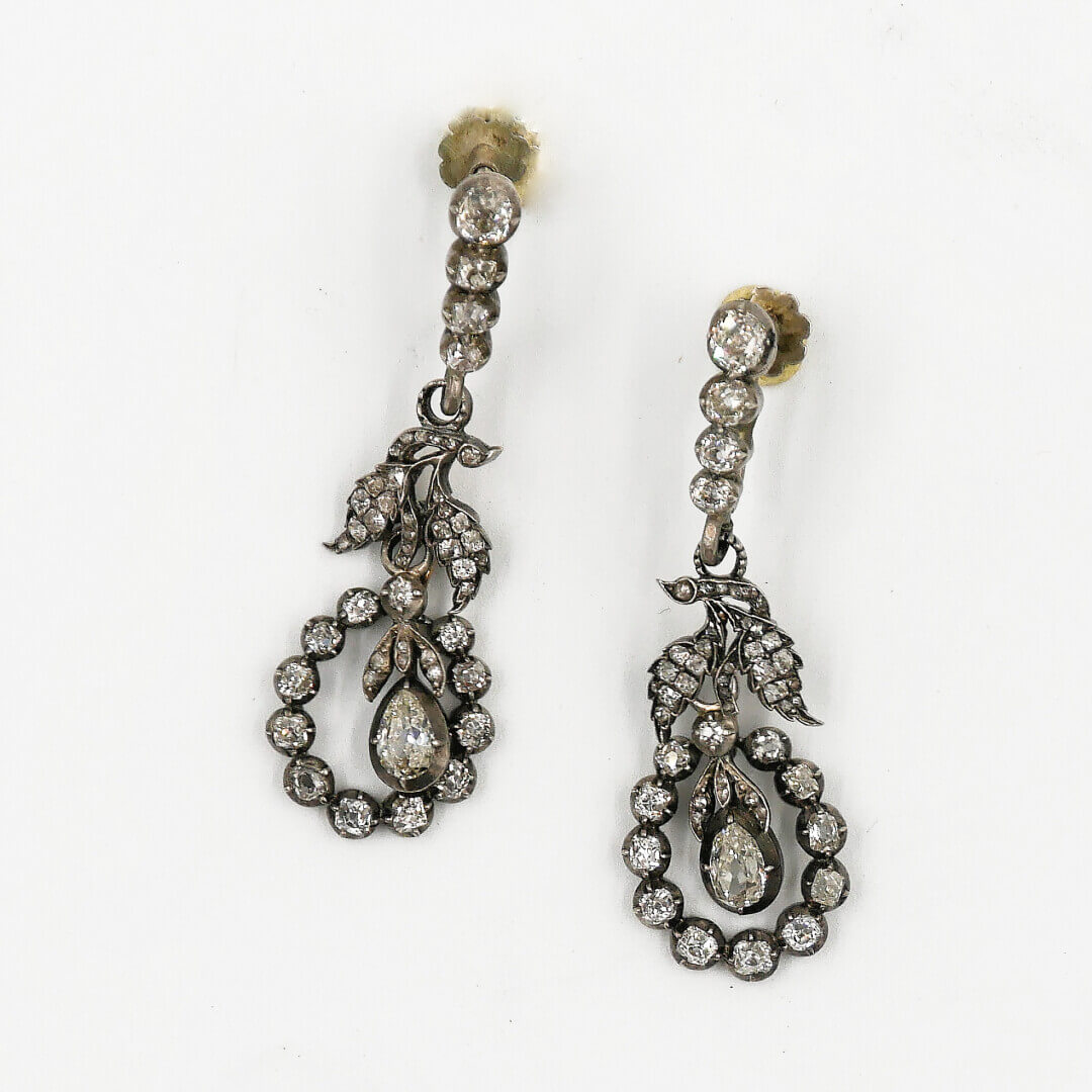 VERS 1900  Paire de pendants d'oreille en or 375_1000e et argent 800_1000e sertie de diamants taille ancienne, en forme de branche, la pendeloque en forme de goutte, fermoir à vis