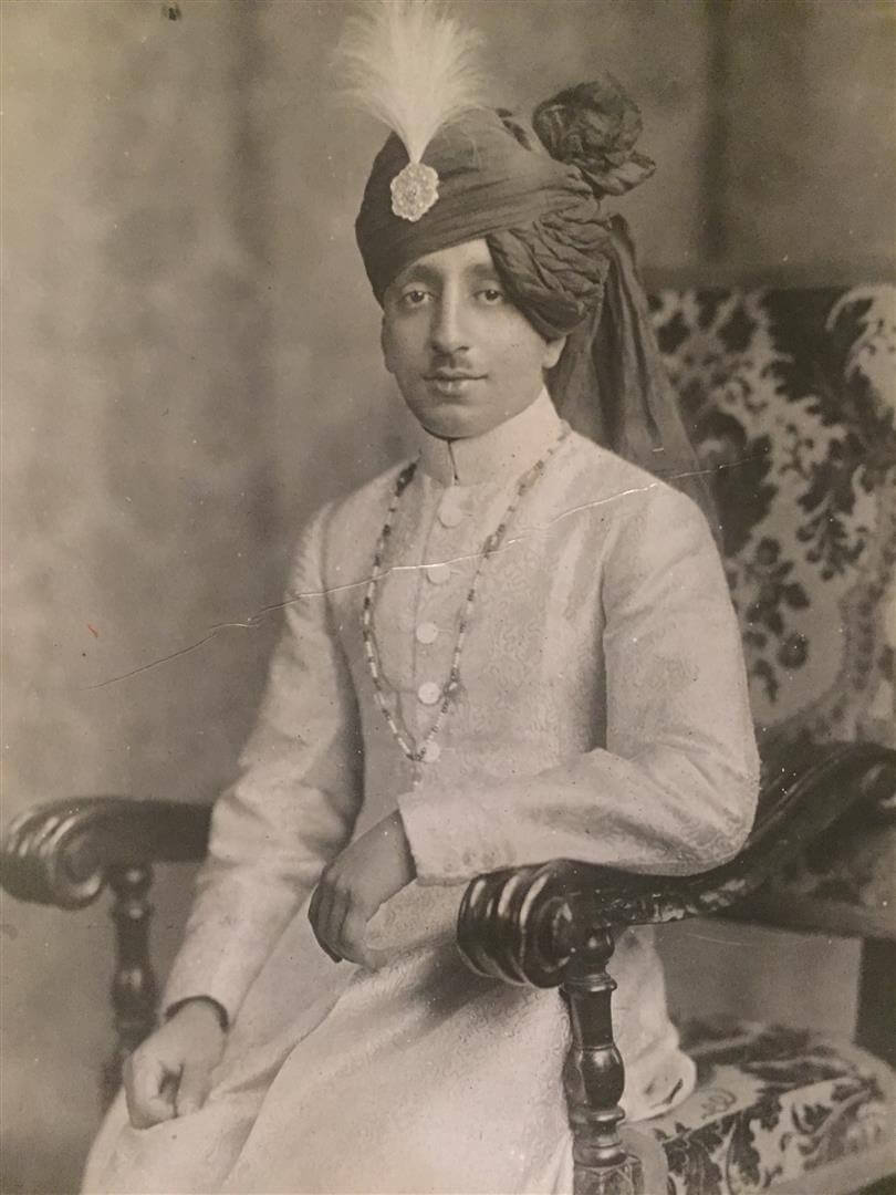 INDE - Vers 1930  Portrait d’homme en costume traditionnel Tirage argentique de presse